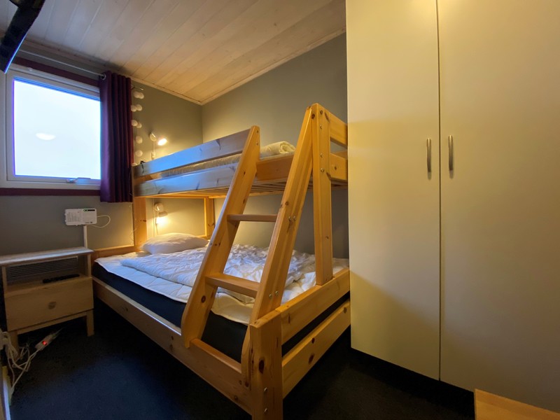 sovrum 2 med 1 våningsäng med bred underslaf